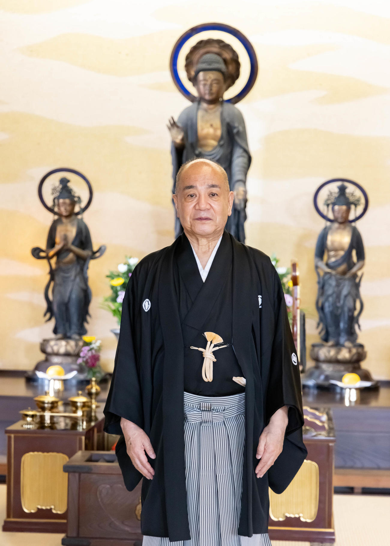 西新井大師で襲名披露公演の成功を祈願した11代目豊竹若太夫（国立劇場提供）