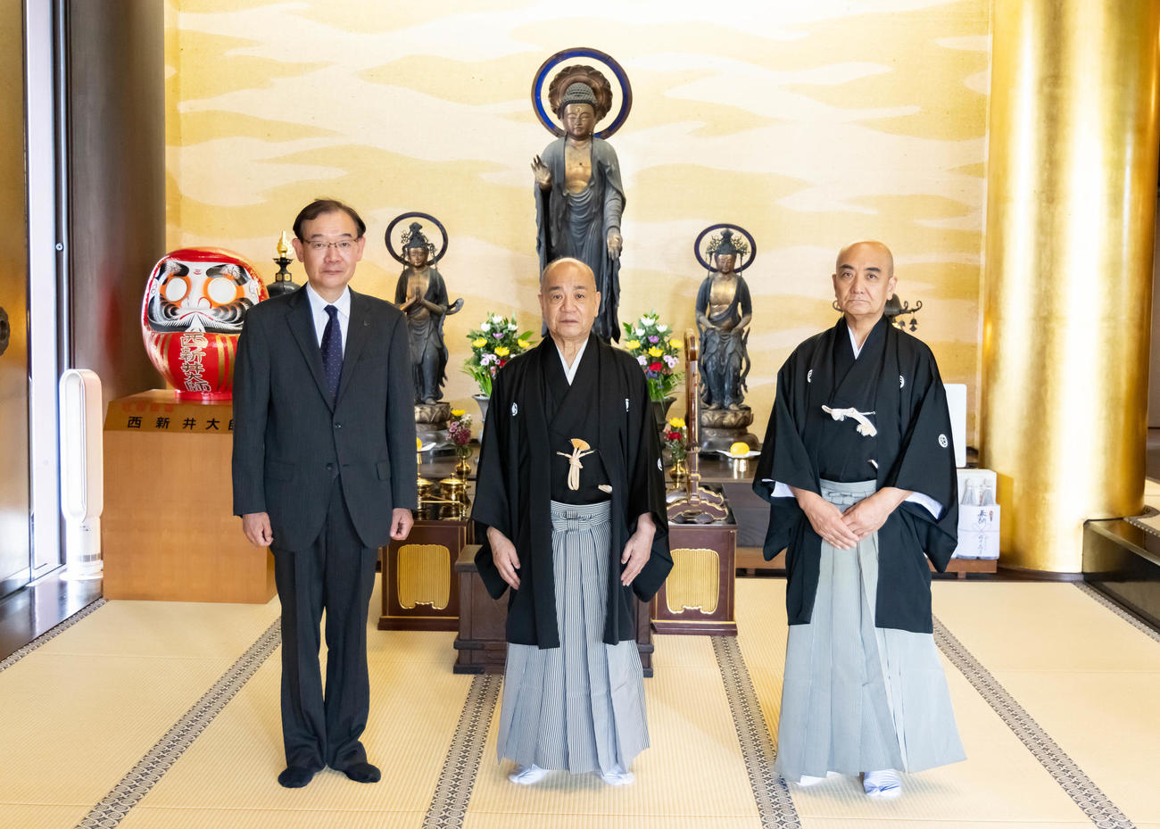 西新井大師で襲名披露公演の成功を祈願した11代目豊竹若太夫（国立劇場提供）