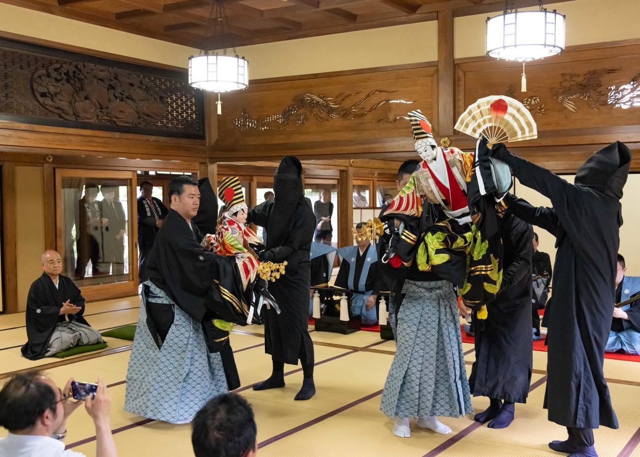 西新井大師で「三番叟」を演じた11代目豊竹若太夫（国立劇場提供）