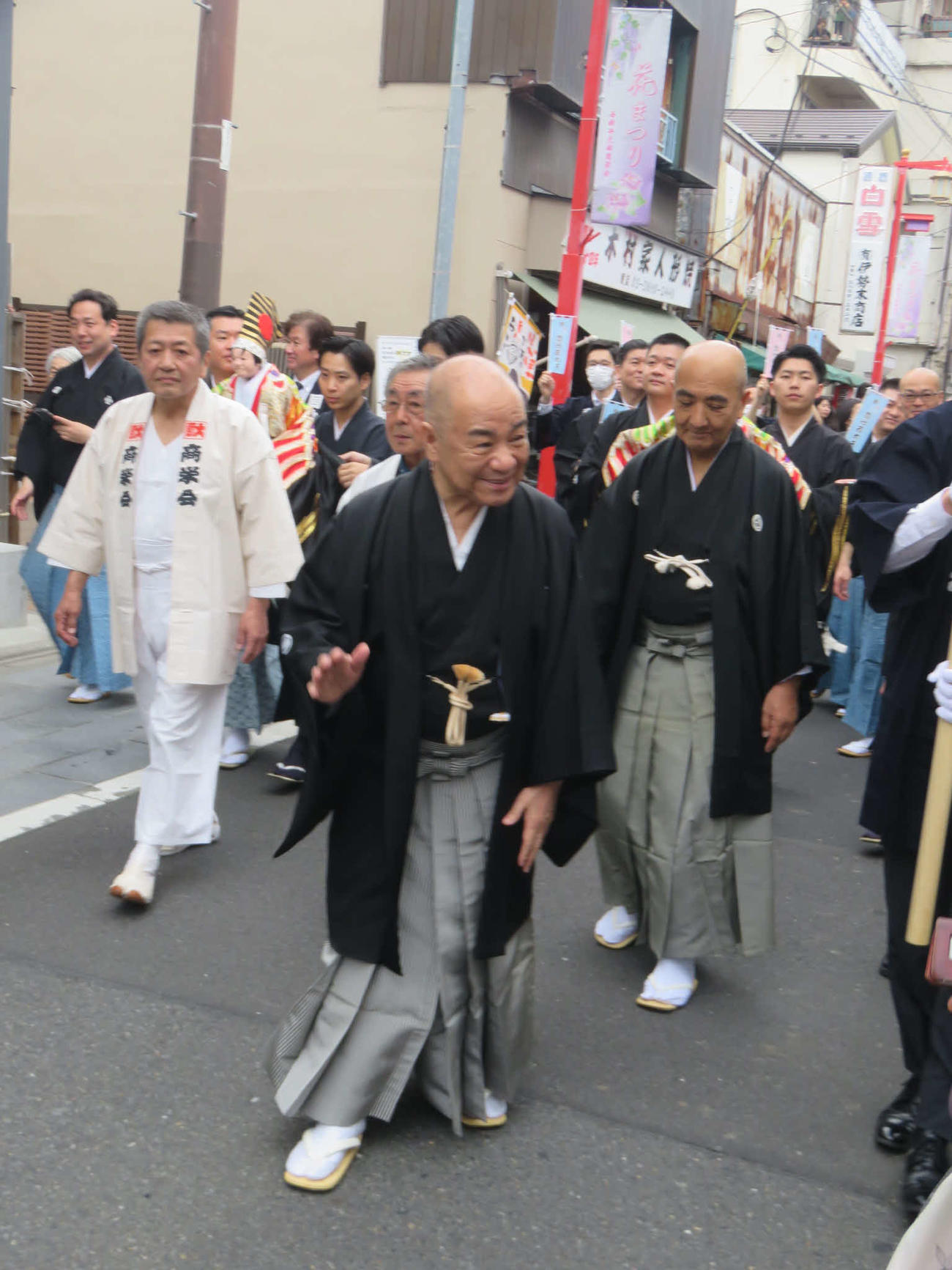 西新井大師で襲名披露公演の成功を祈願してお練りをした11代目豊竹若太夫