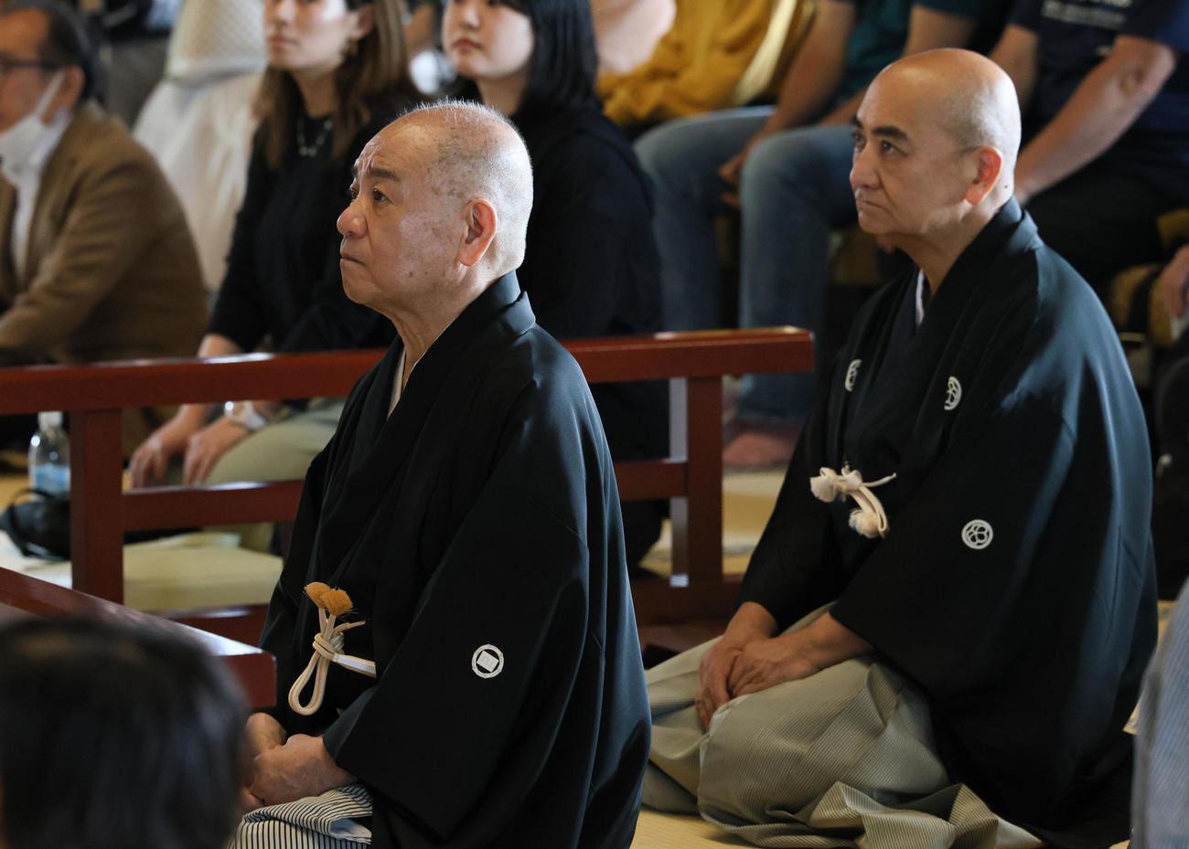 西新井大師で襲名披露公演の成功を祈願した11代目豊竹若太夫（国立劇場提供）
