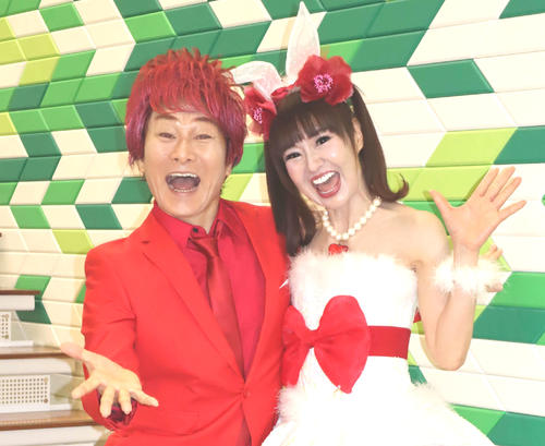 「奇跡の54歳」吉本女芸人が膝上超絶ミニスカ“ロングすぎる”美脚全開、61歳夫と夫婦漫才