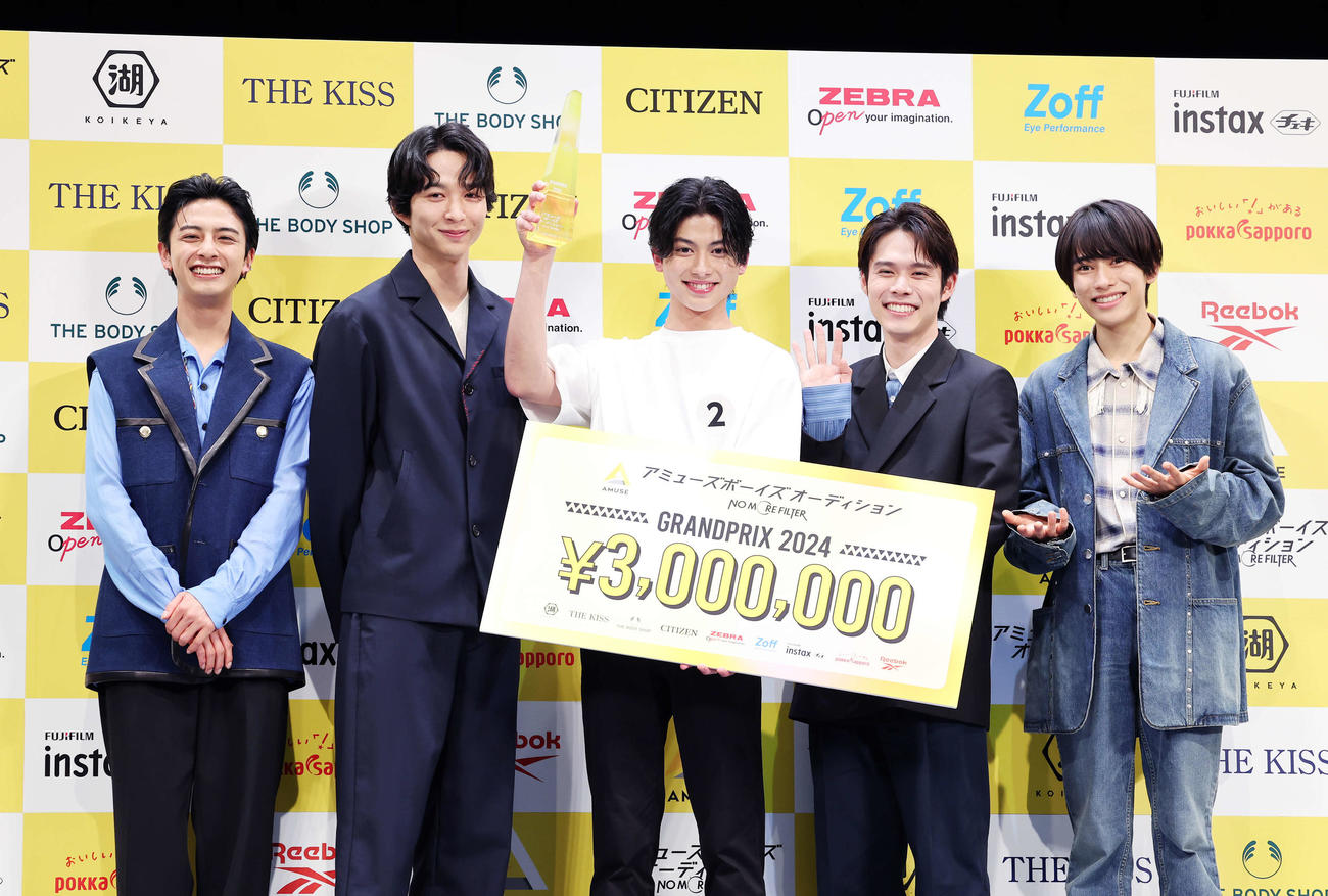 笑顔で写真に納まる、左から新原泰佑、鈴木仁、グランプリを受賞した黄兆銘さん、細田佳央太、本島純政（撮影・鈴木正人）