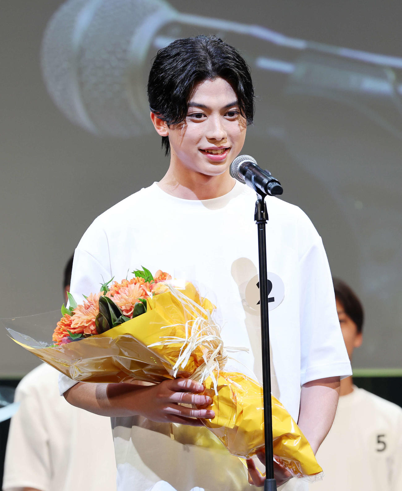 グランプリを受賞しあいさつする黄兆銘さん（撮影・鈴木正人）