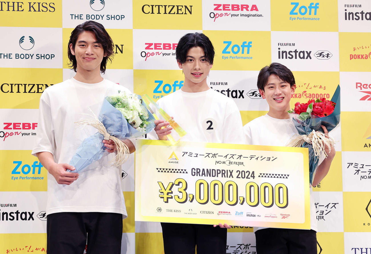 グランプリを受賞した黄兆銘さん（中央）、左は審査員特別賞の鈴木太士さん、右は準グランプリの西浦心乃助さん（撮影・鈴木正人）