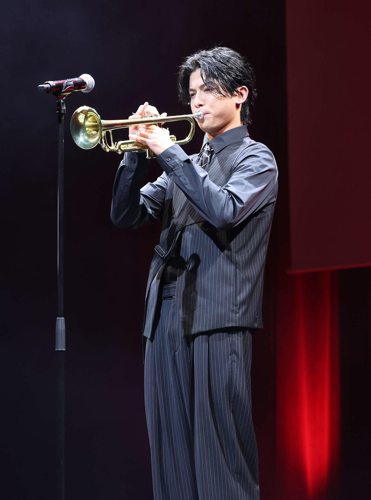 トランペット演奏ででアピールする黄兆銘さん（撮影・鈴木正人）
