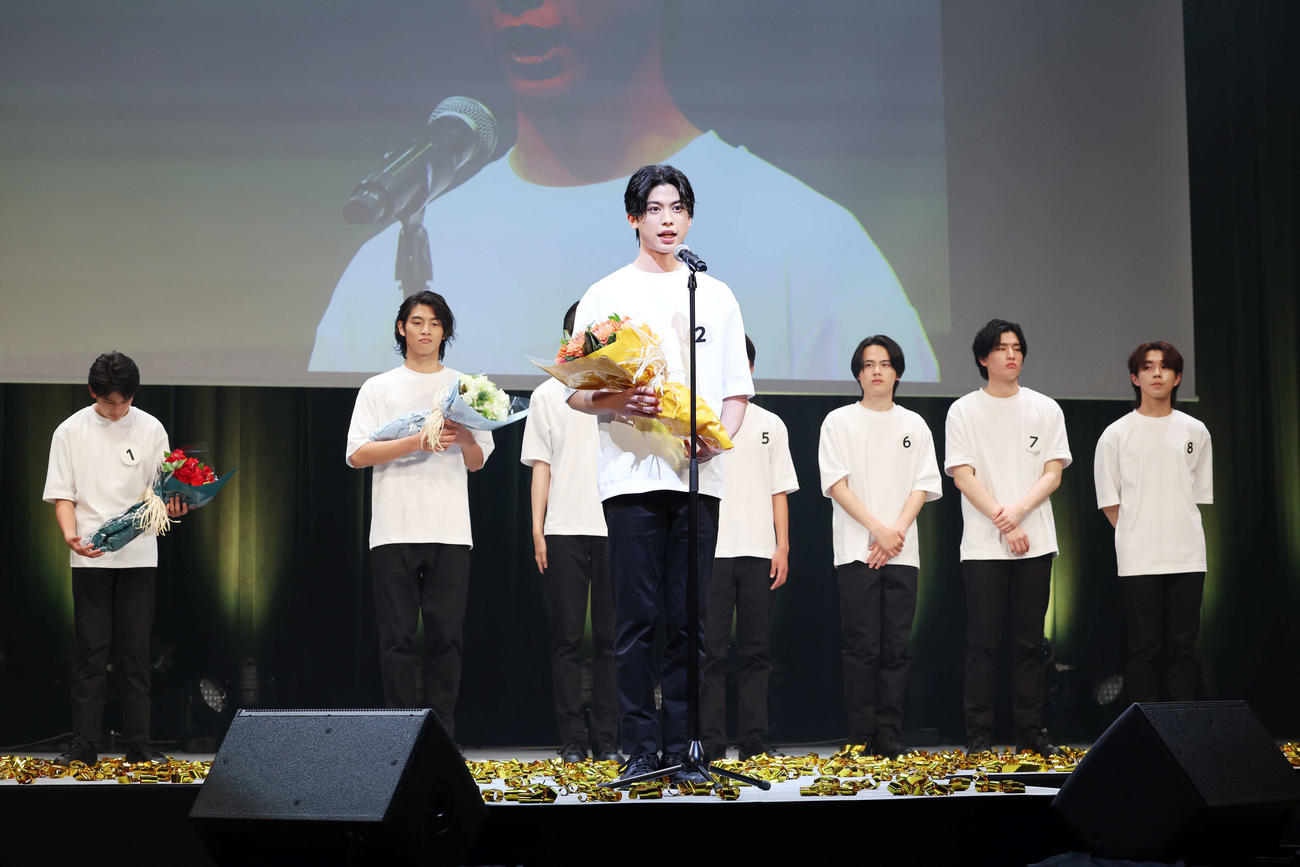 グランプリを受賞しあいさつする黄兆銘さん（中央）（撮影・鈴木正人）