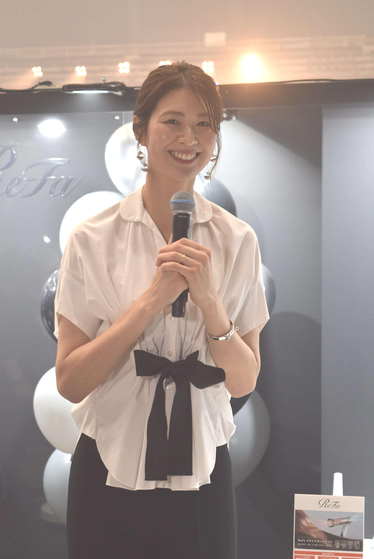 美容新製品に興味津々の木村沙織さん（撮影・阪口孝志）