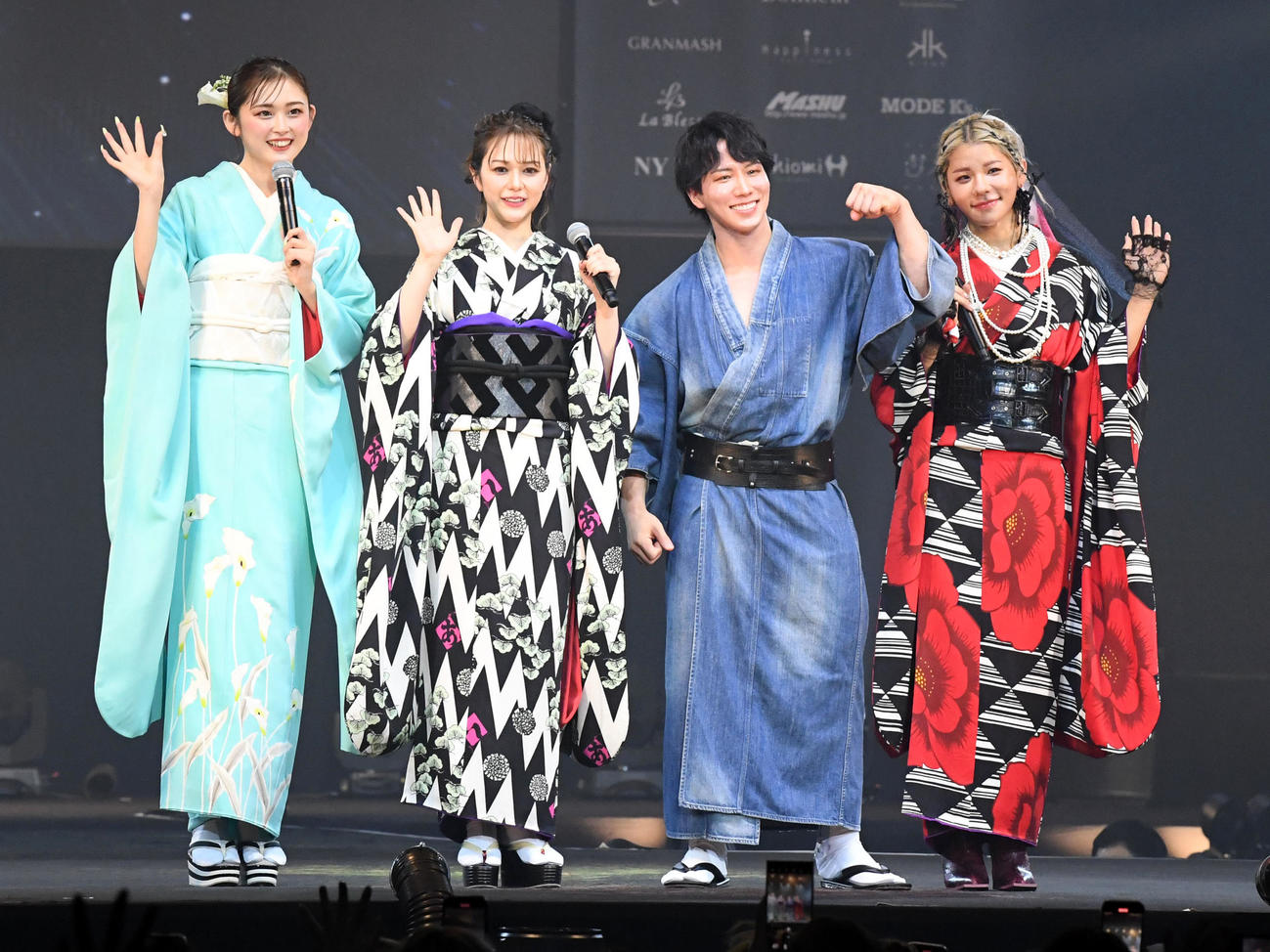 ステージから手を振る、左からゆうちゃみ、村重杏奈、横川尚隆、とうあ（撮影・前岡正明）