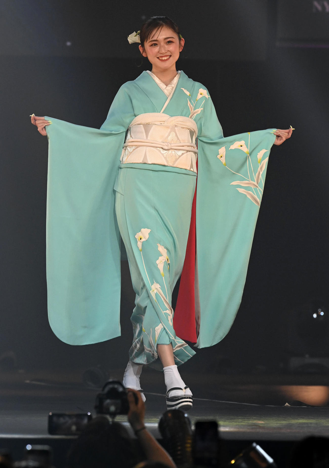 御堂筋ビューティーコレクション2024のユニバーサルエクスポジションステージでウォーキングをするゆうちゃみ（撮影・前岡正明）