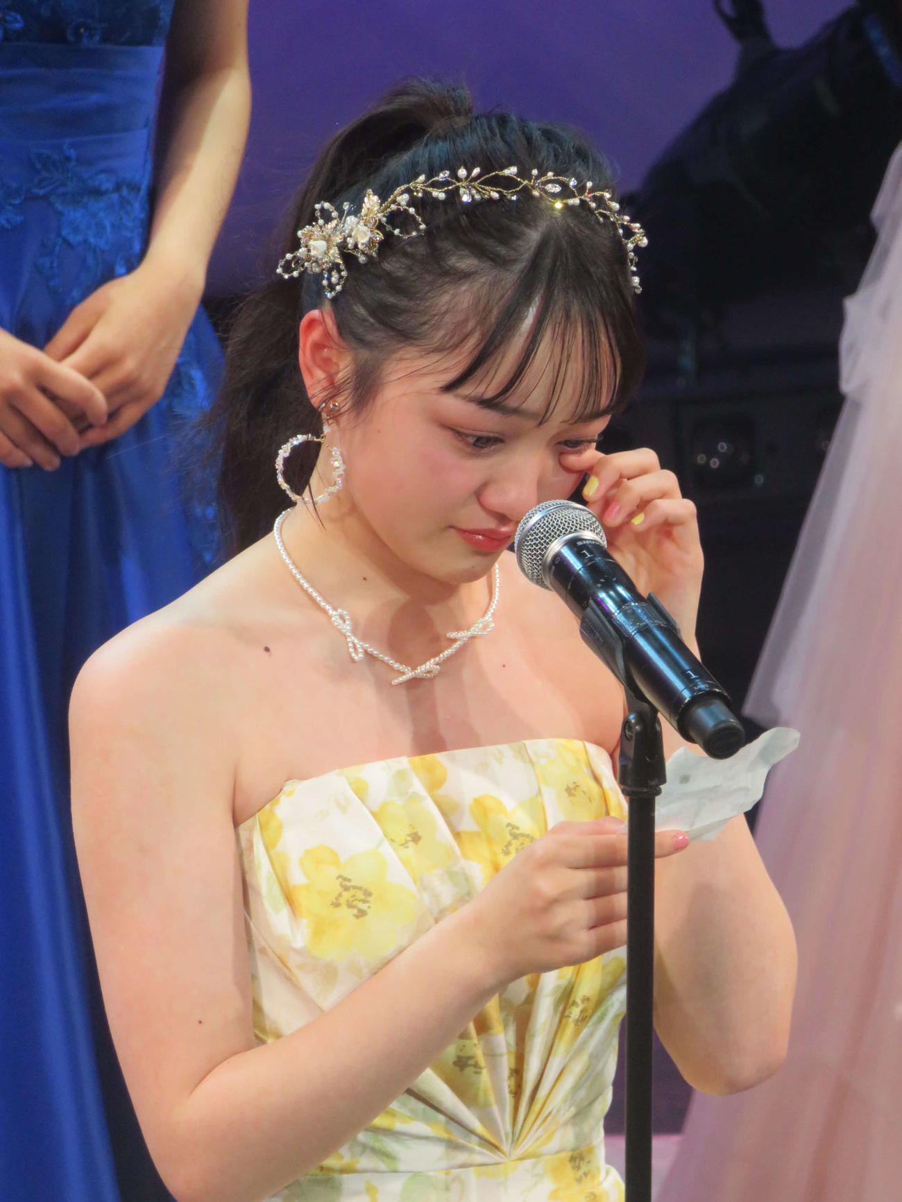 涙ぐむ藤野有紗