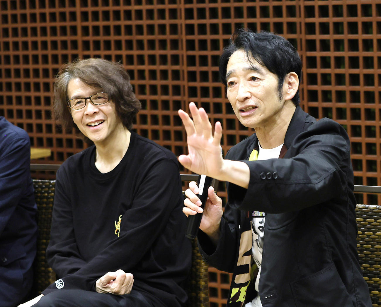 取材に応じる演出家の横内謙介氏と振り付けを担当したラッキィ池田（撮影・足立雅史）