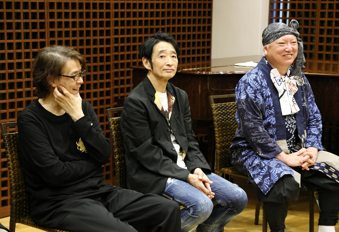 取材に応じる演出家の横内謙介氏、振り付けのラッキィ池田、劇団わらび座の渡辺哲（撮影・足立雅史）