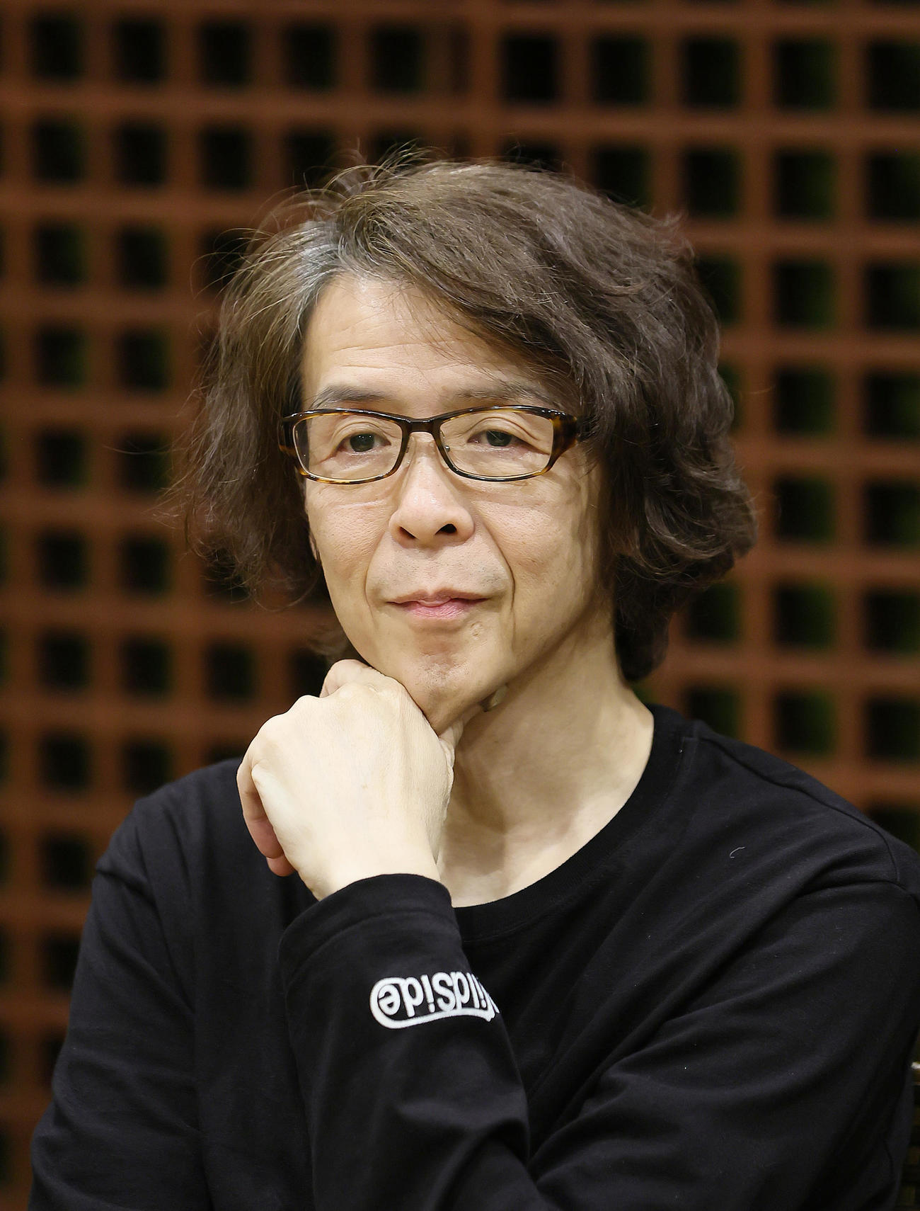 取材に応じる演出家の横内謙介氏（撮影・足立雅史）