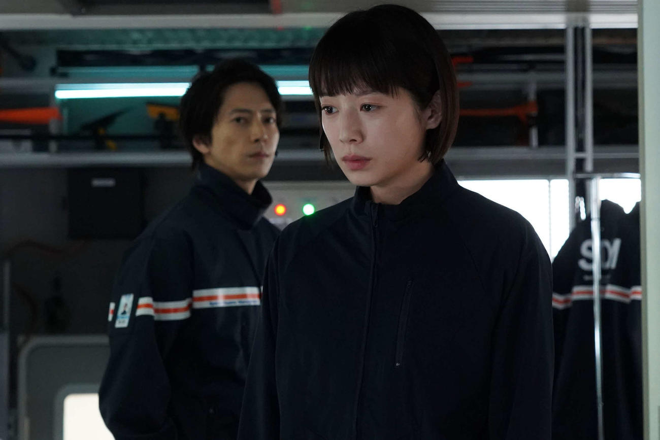 フジテレビ系「ブルーモーメント」に出演する夏帆、山下智久（C）フジテレビ