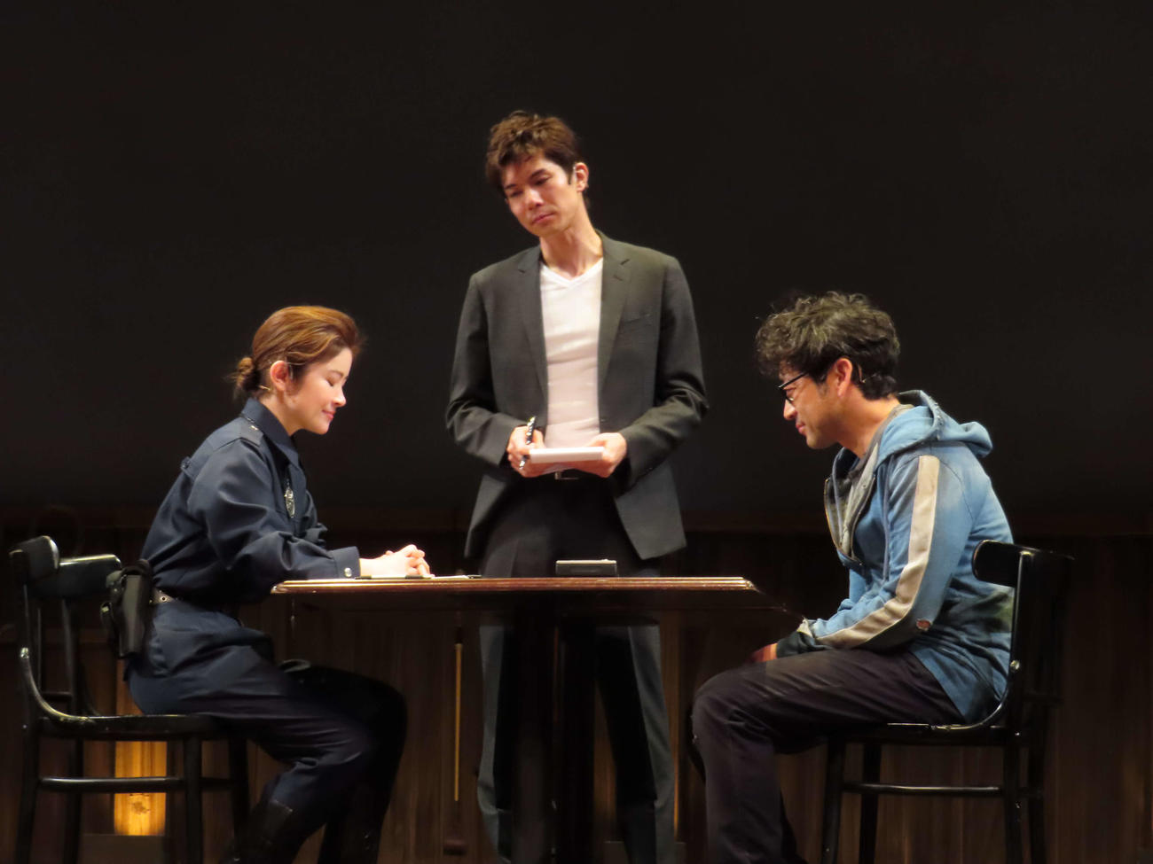 舞台「オデッサ」に出演の宮澤エマ（左）。中央は柿澤勇人、右は迫田孝也（2024年1月撮影）