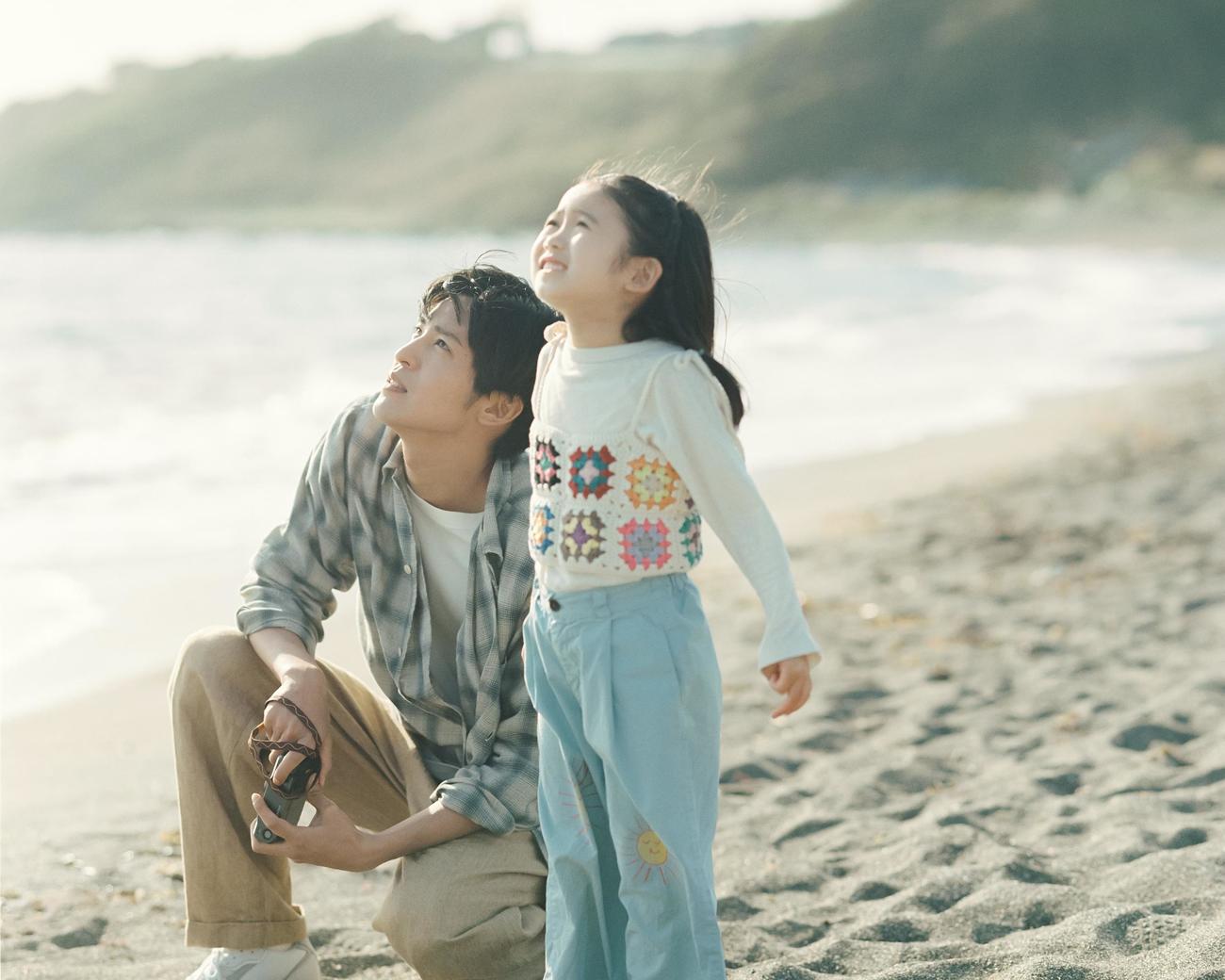 フジテレビ系月9ドラマ「海のはじまり」に主演するSnow Man目黒蓮。右は泉谷星奈