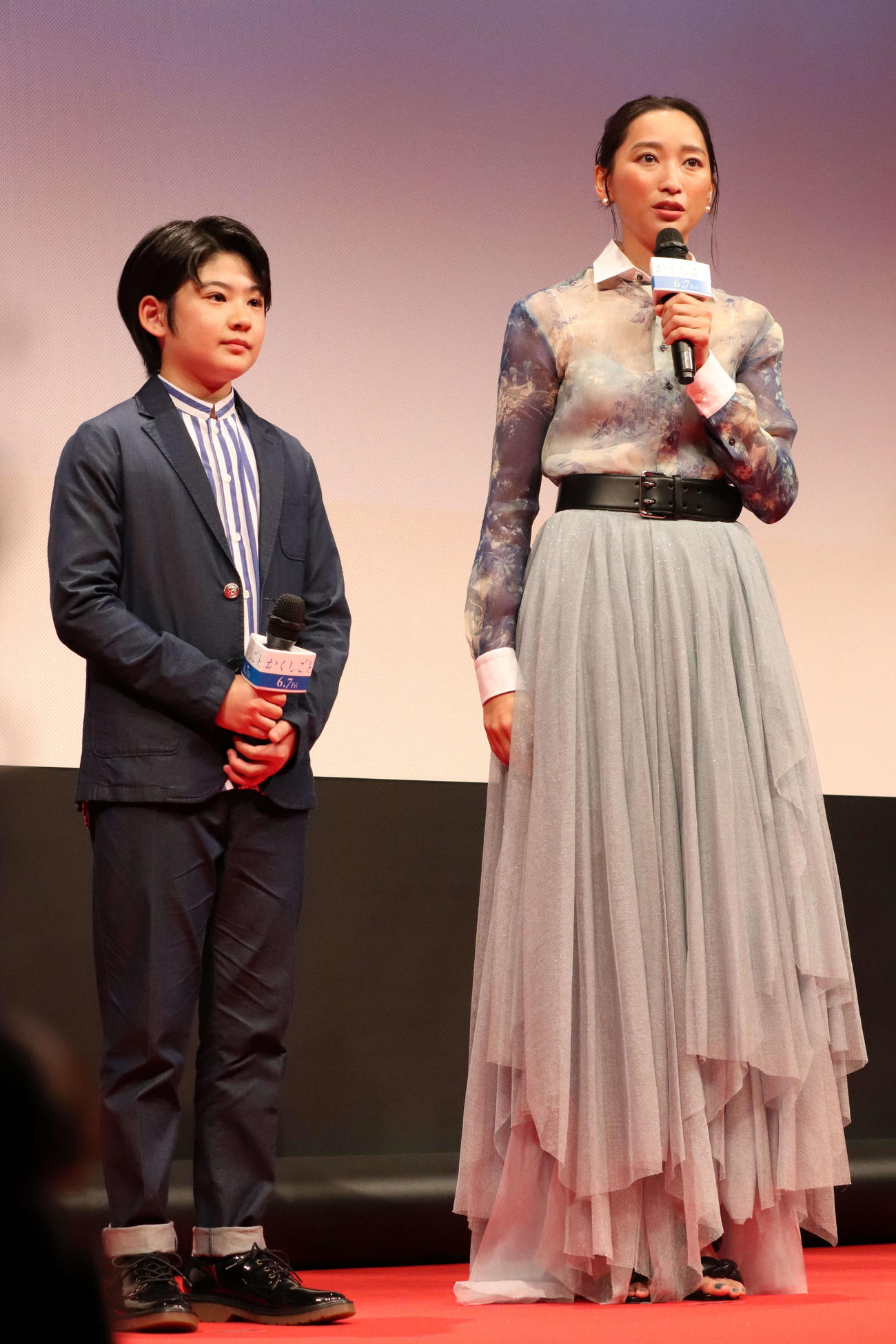 映画「かくしごと」完成披露舞台あいさつに出席した、子役の中須翔真と杏＝2024年5月7日
