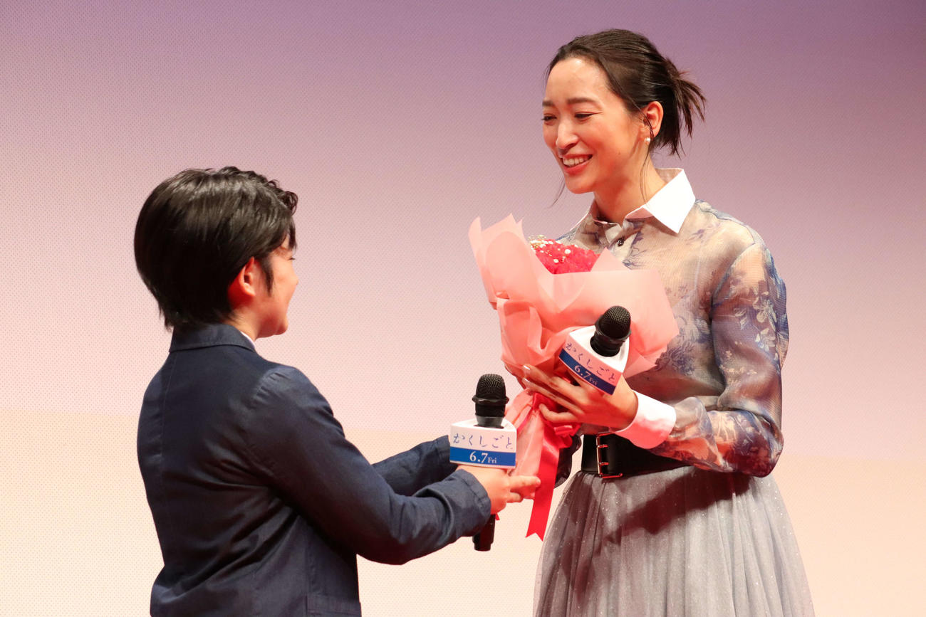 映画「かくしごと」完成披露舞台あいさつで、子役の中須翔真から花束を受け取る杏（撮影・加藤理沙）