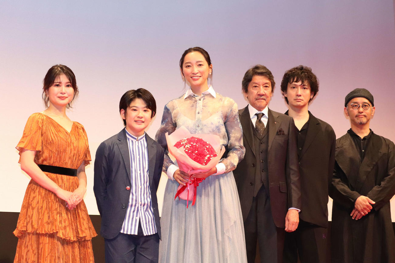 映画「かくしごと」完成披露舞台あいさつに出席した、左から佐津川愛美、中須翔真、杏、奥田瑛二、安藤政信、関根監督＝2024年5月7日