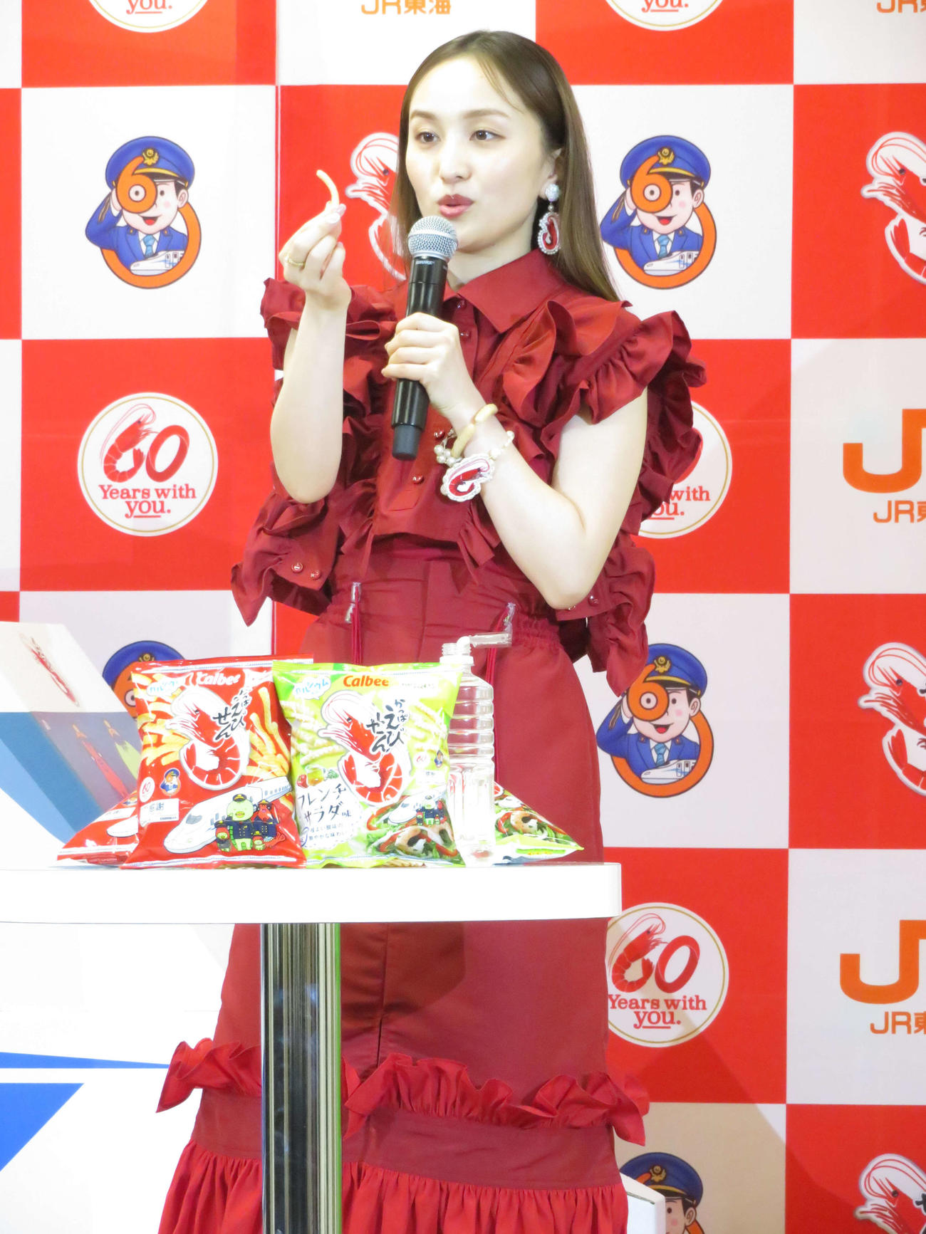 「かっぱえびせん×東海道新幹線60周年コラボレーション記念PRイベント」に出席した百田夏菜子