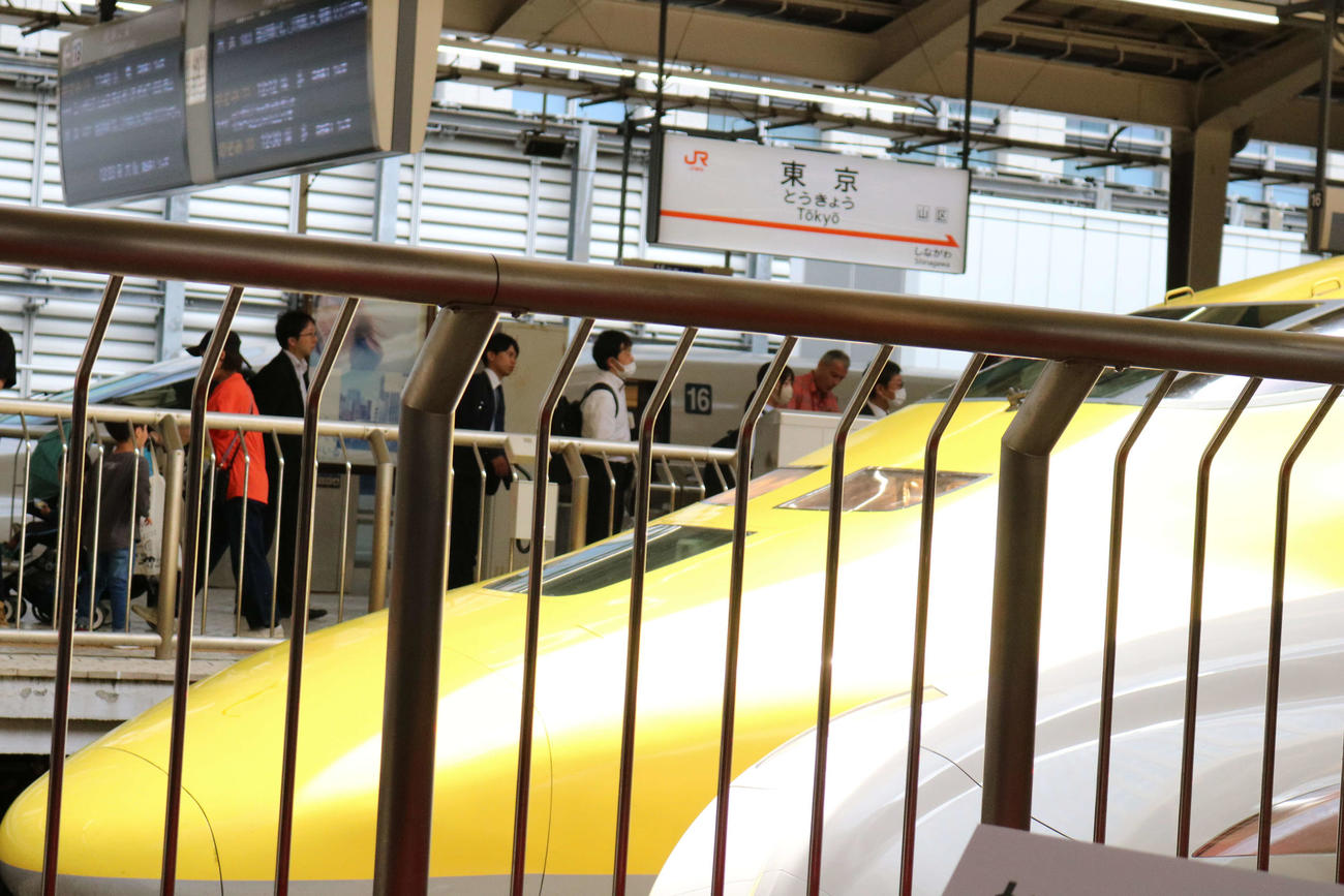 「かっぱえびせん×東海道新幹線60周年　おかしな新幹線　かっぱえびせん号出発セレモニー」が行われていた隣のホームにはドクターイエローが停車していた（撮影・水谷京裕）