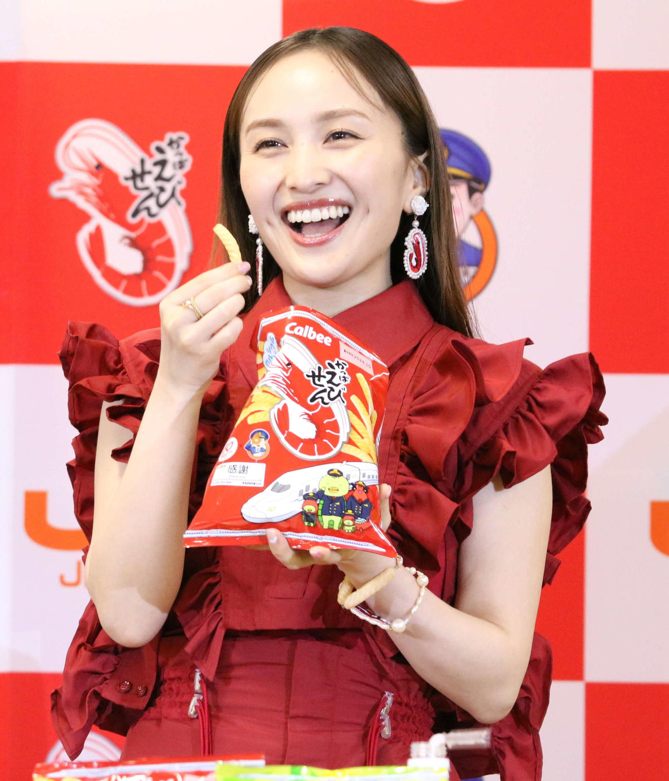 「かっぱえびせん×東海道新幹線60周年コラボレーション記念PRイベント」に出席し、かっぱえびせんを試食するももいろクローバーZ百田夏菜子（撮影・水谷京裕）