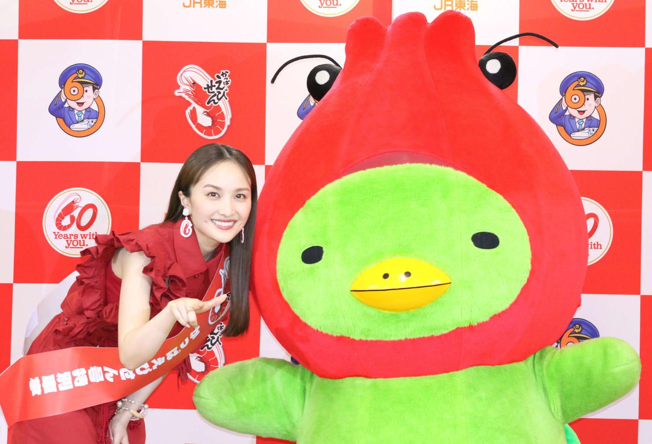 「かっぱえびせん×東海道新幹線60周年コラボレーション記念PRイベント」に出席し、かっぱえび君とポーズを決めるももいろクローバーZ百田夏菜子＝2024年5月8日（撮影・水谷京裕）