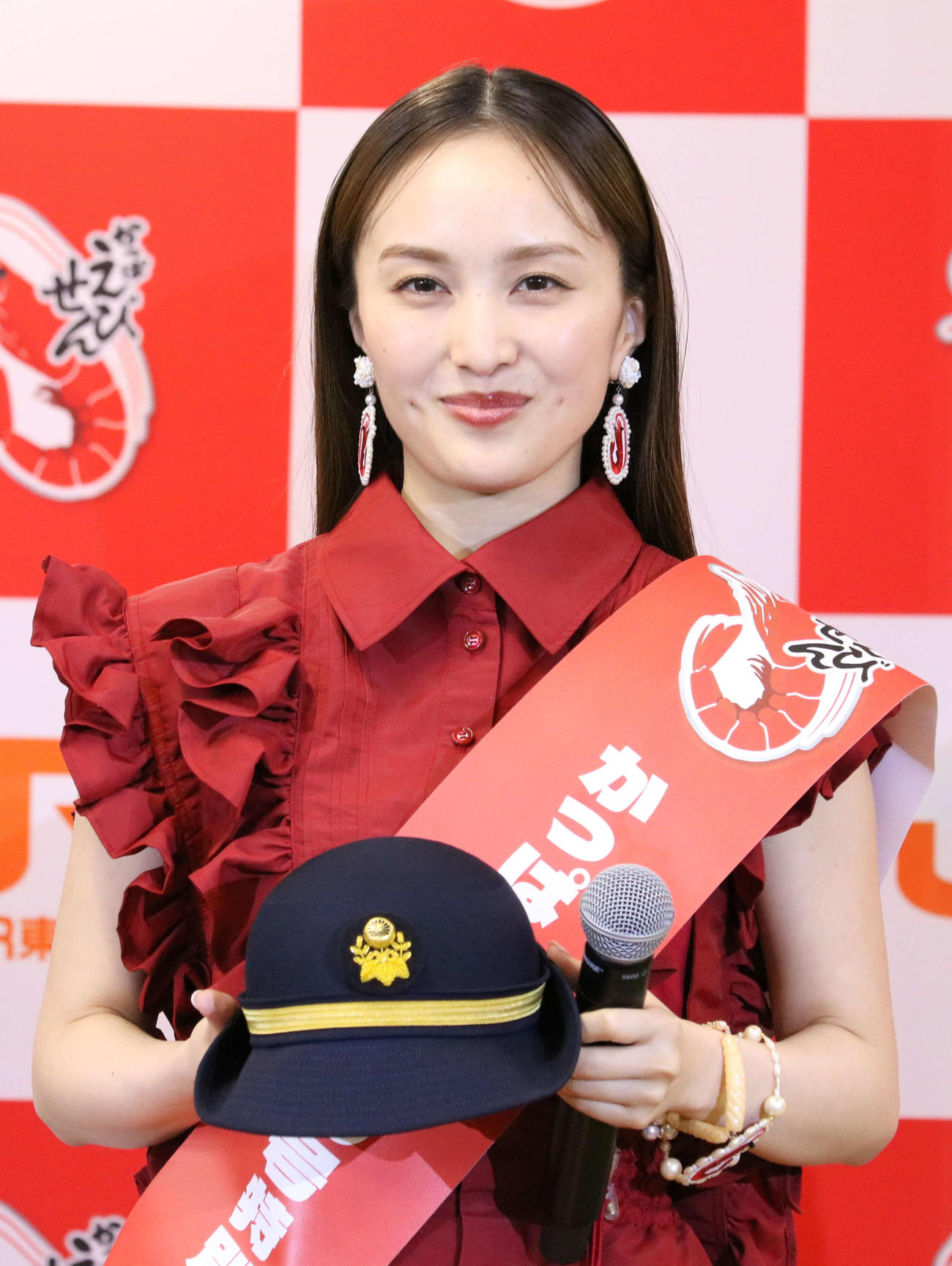 「おかしな新幹線　かっぱえびせん号特別車掌」に任命された、ももいろクローバーZ百田夏菜子（撮影・水谷京裕）