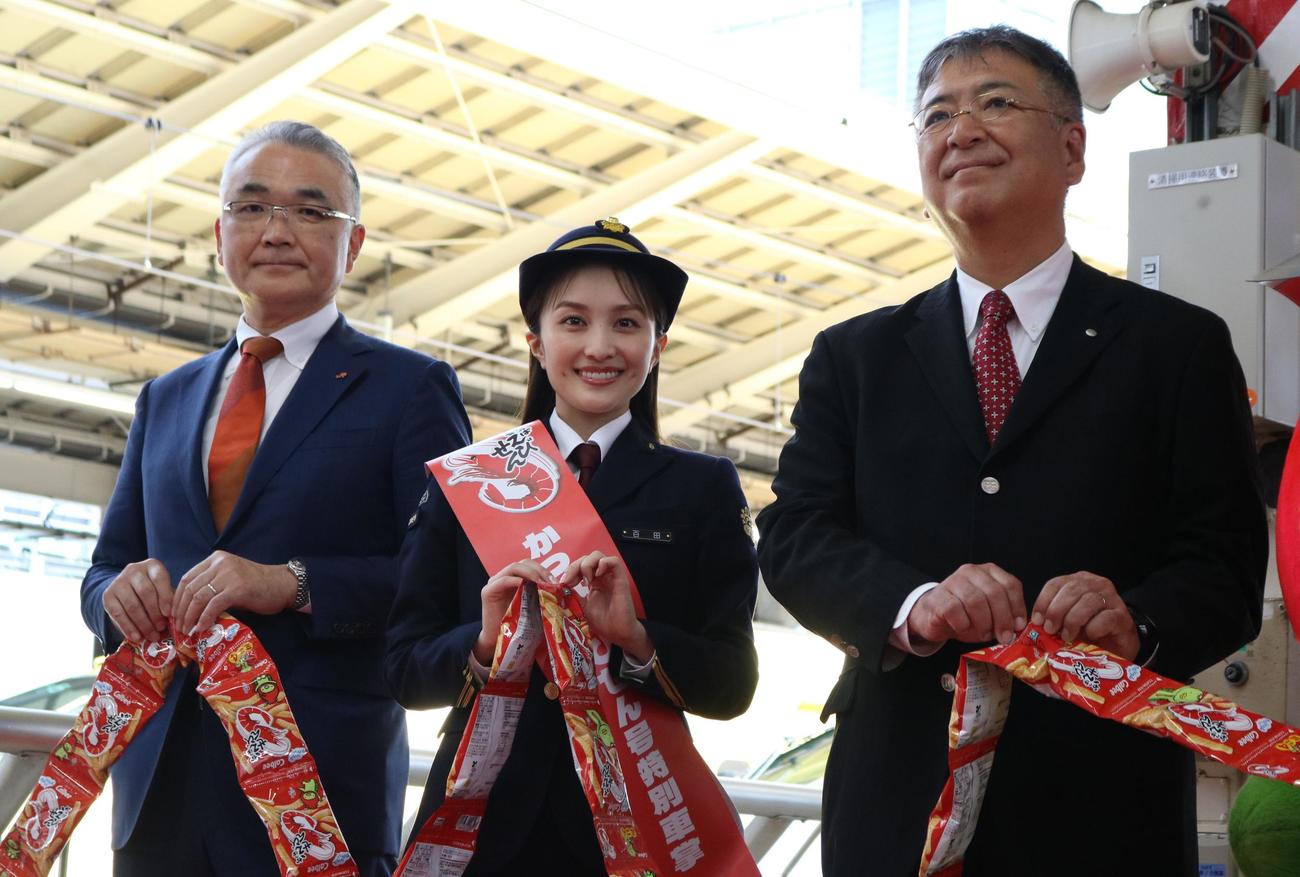 「かっぱえびせん×東海道新幹線60周年　おかしな新幹線　かっぱえびせん号出発セレモニー」に出席し、かっぱえびせんで作られたテープカットを手にするももいろクローバーZ百田夏菜子（撮影・水谷京裕）