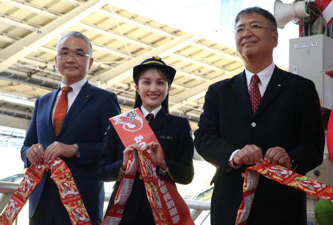 「かっぱえびせん×東海道新幹線60周年　おかしな新幹線　かっぱえびせん号出発セレモニー」に出席し、かっぱえびせんで作られたテープカットを手にするももいろクローバーZ百田夏菜子（撮影・水谷京裕）