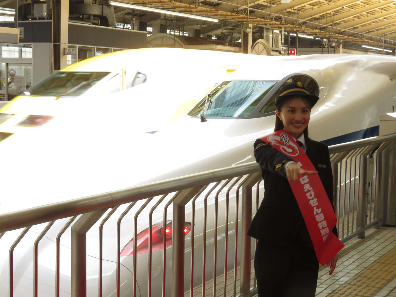 「かっぱえびせん×東海道新幹線60周年コラボレーション記念PRイベント」に出席した百田夏菜子、後方にドクターイエロー