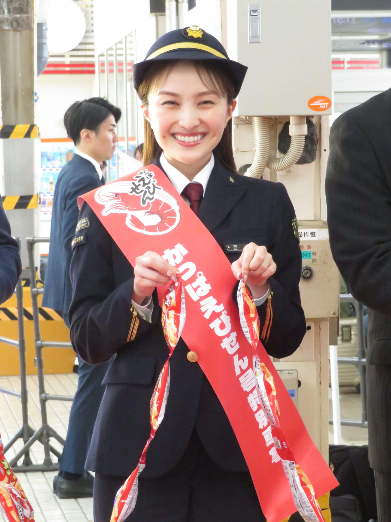 「かっぱえびせん×東海道新幹線60周年コラボレーション記念PRイベント」に出席し、テープカットセレモニーに成功した百田夏菜子