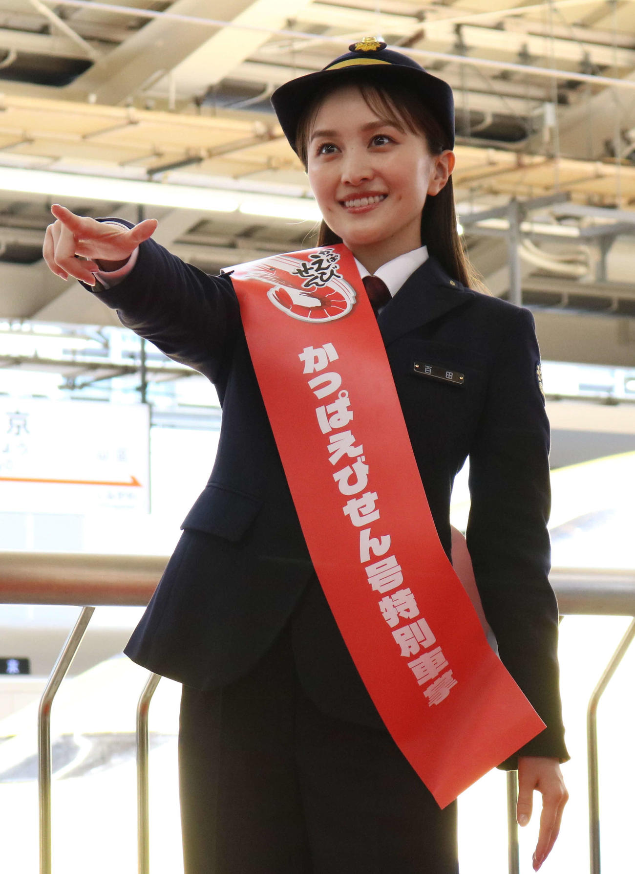「かっぱえびせん×東海道新幹線60周年　おかしな新幹線　かっぱえびせん号出発セレモニー」に出席し、ポーズを決めるももいろクローバーZ百田夏菜子（撮影・水谷京裕）