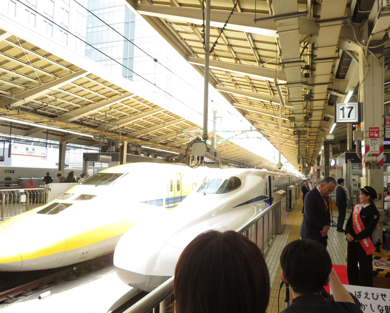 「かっぱえびせん×東海道新幹線60周年コラボレーション記念PRイベント」に出席し、ドクターイエローとの遭遇に喜ぶ百田夏菜子（右端）