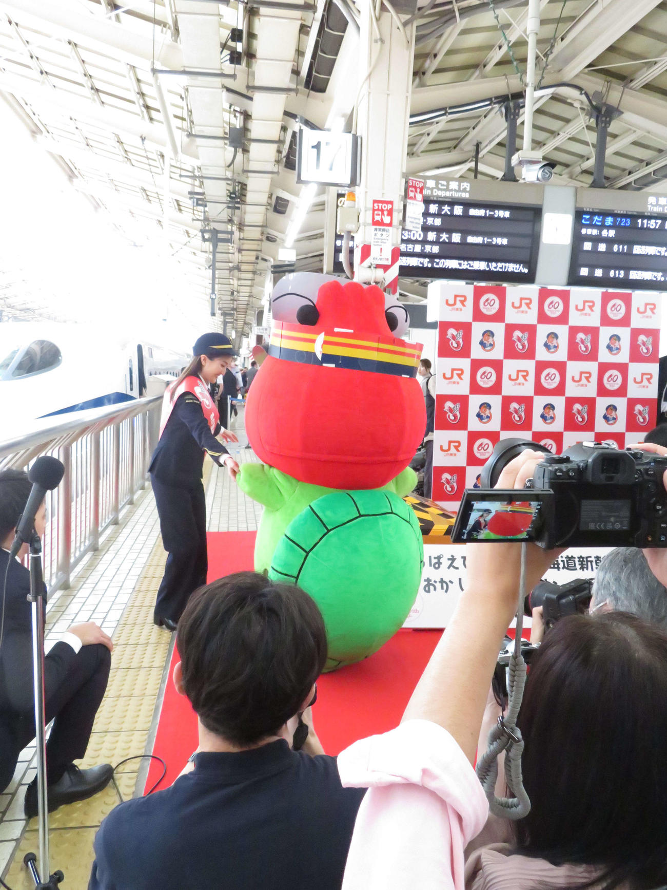 「かっぱえびせん×東海道新幹線60周年コラボレーション記念PRイベント」に出席しかっぱえびくんを車両に案内する百田夏菜子