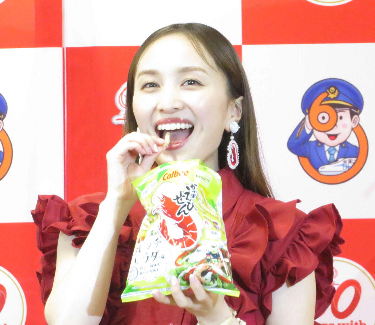 「かっぱえびせん×東海道新幹線60周年コラボレーション記念PRイベント」に出席した百田夏菜子
