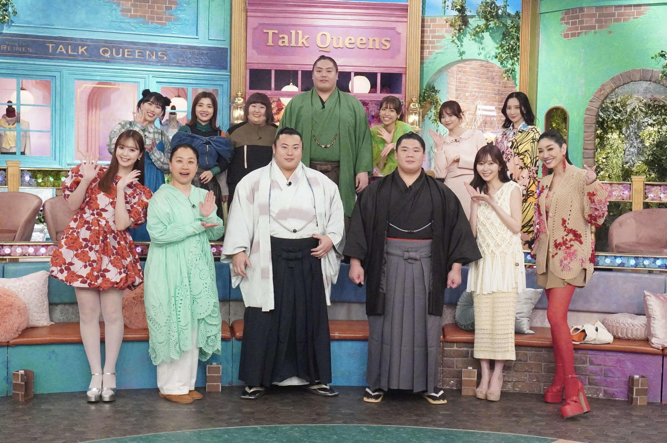 フジテレビ系「トークィーンズ」に出演する、後列左から3時のヒロインゆめっち、福田麻貴、かなで、一山本、若槻千夏、森香澄、ファーストサマーウイカ、前列左から藤田ニコル、いとうあさこ、翔猿、宇良、指原莉乃、アンミカ（C）フジテレビ