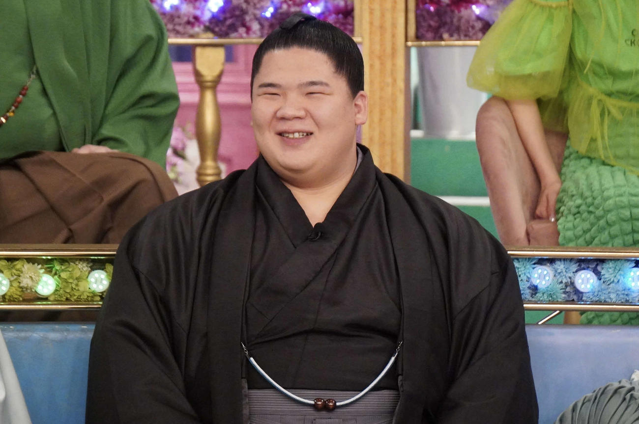 フジテレビ系「トークィーンズ」に出演する宇良（C）フジテレビ