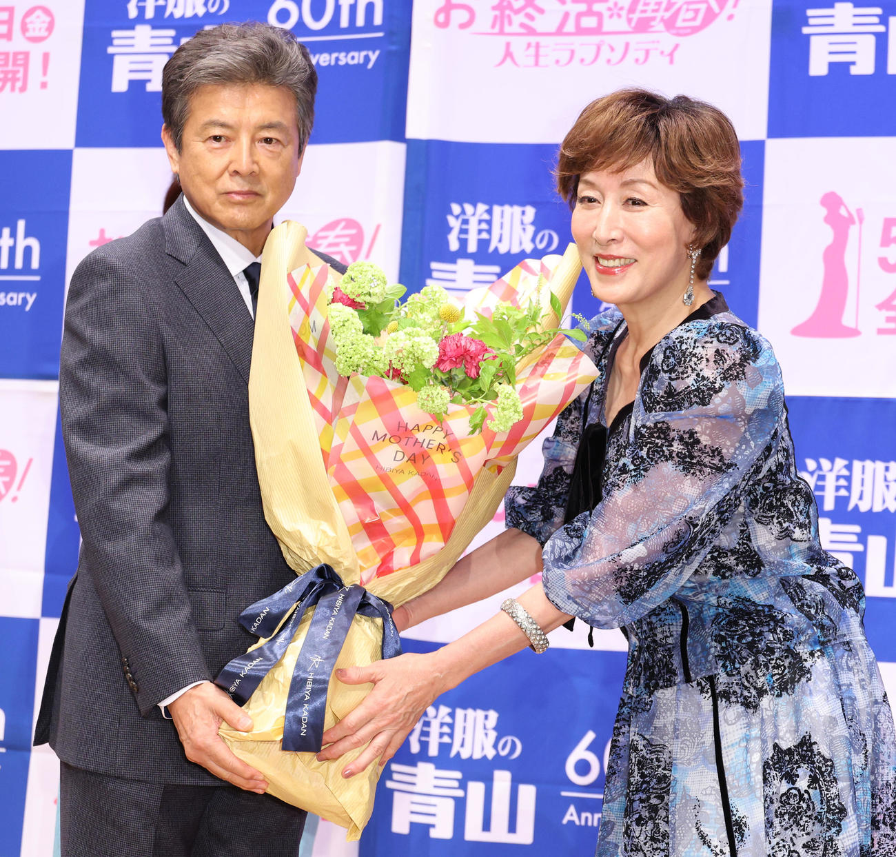 映画「お終活　再春！人生ラプソディ」舞台あいさつで三浦友和（左）から花束を贈られる高畑淳子（撮影・中島郁夫）