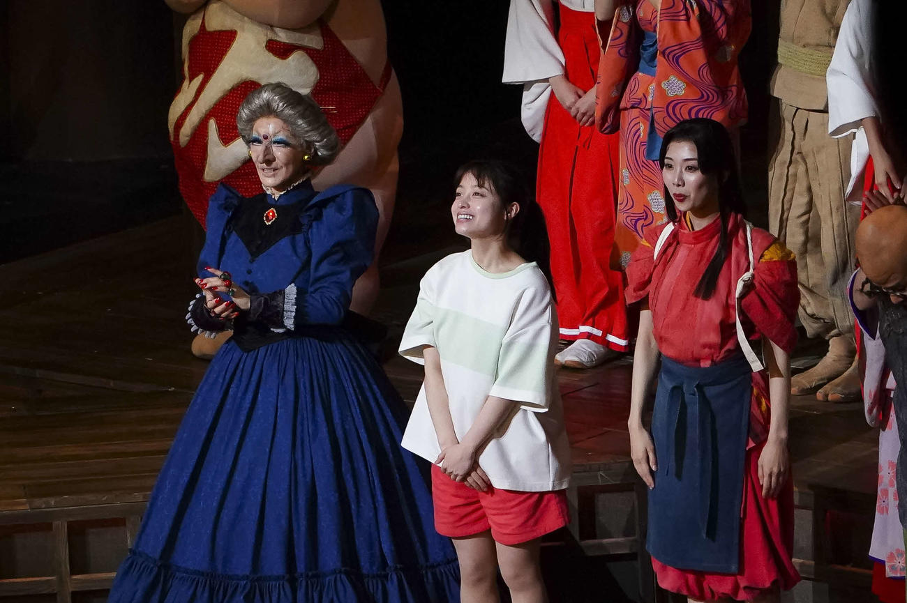 舞台「千と千尋の神隠し」ロンドン公演初日でカーテンコールに立つ橋本環奈（中央）