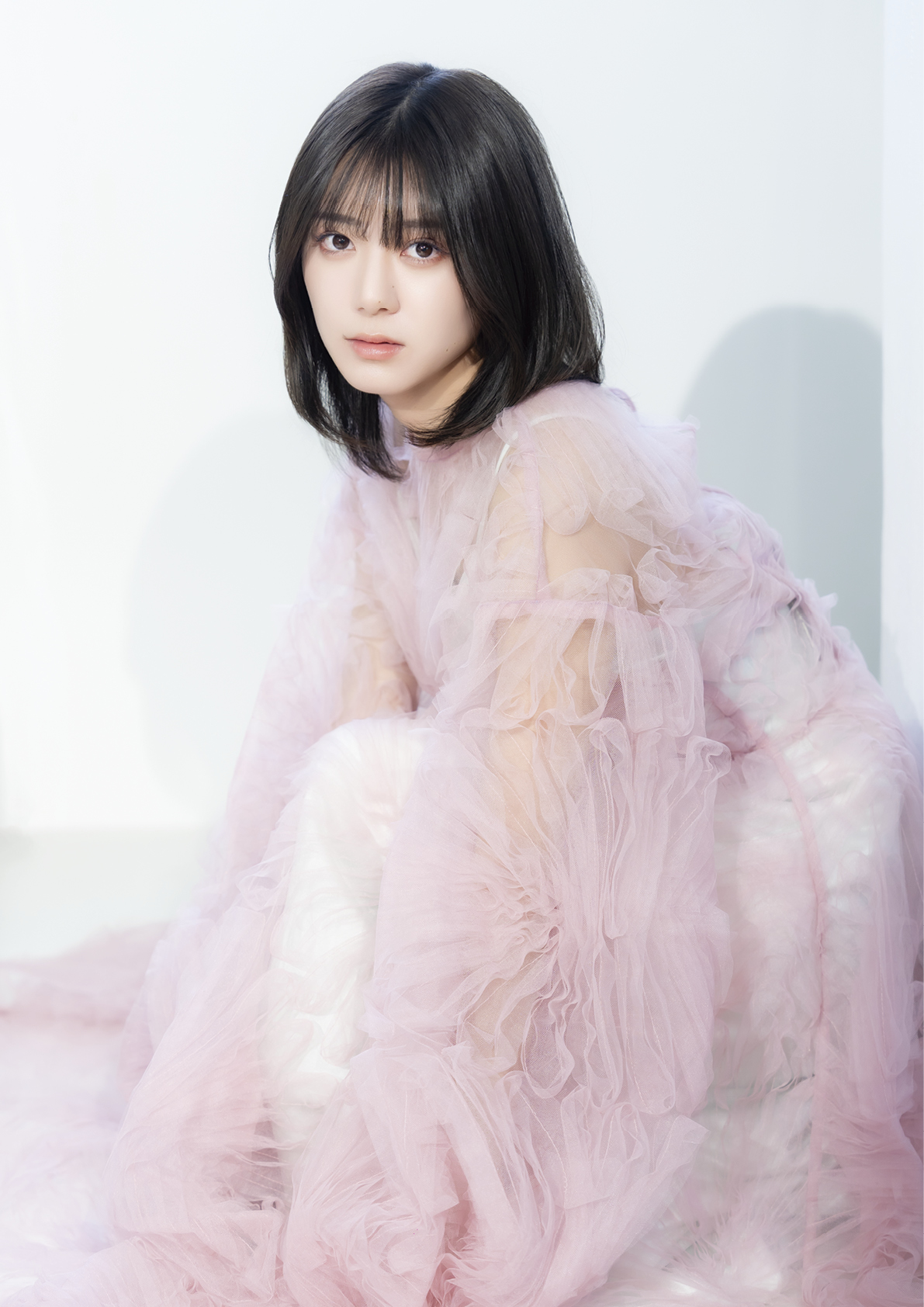 表紙を飾った大西桃香のカット（雑誌『グラビアプレスVol.8』2024／5／2発売号より）