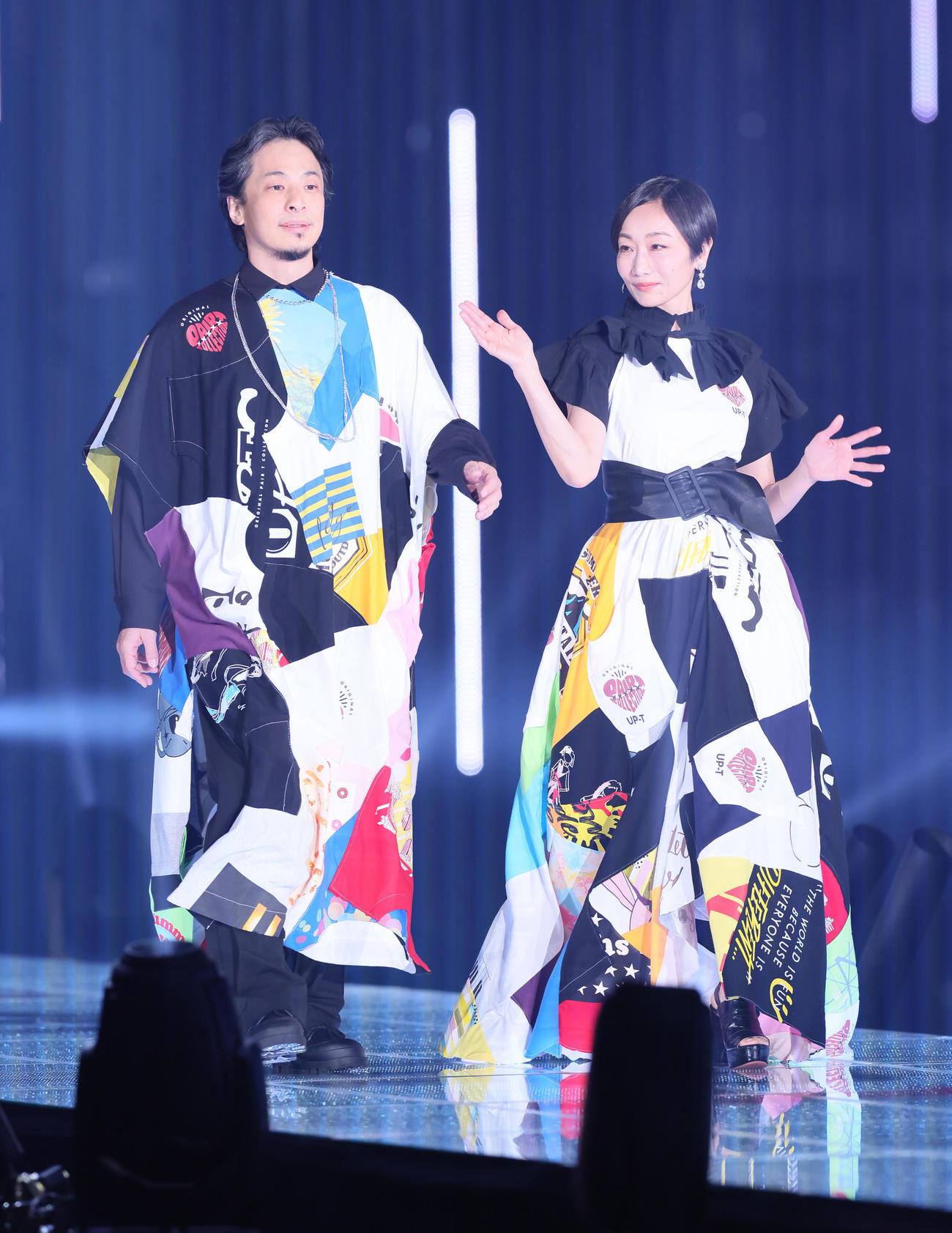夫婦でランウエーを歩くひろゆき（左）と西村ゆか（2023年3月撮影）