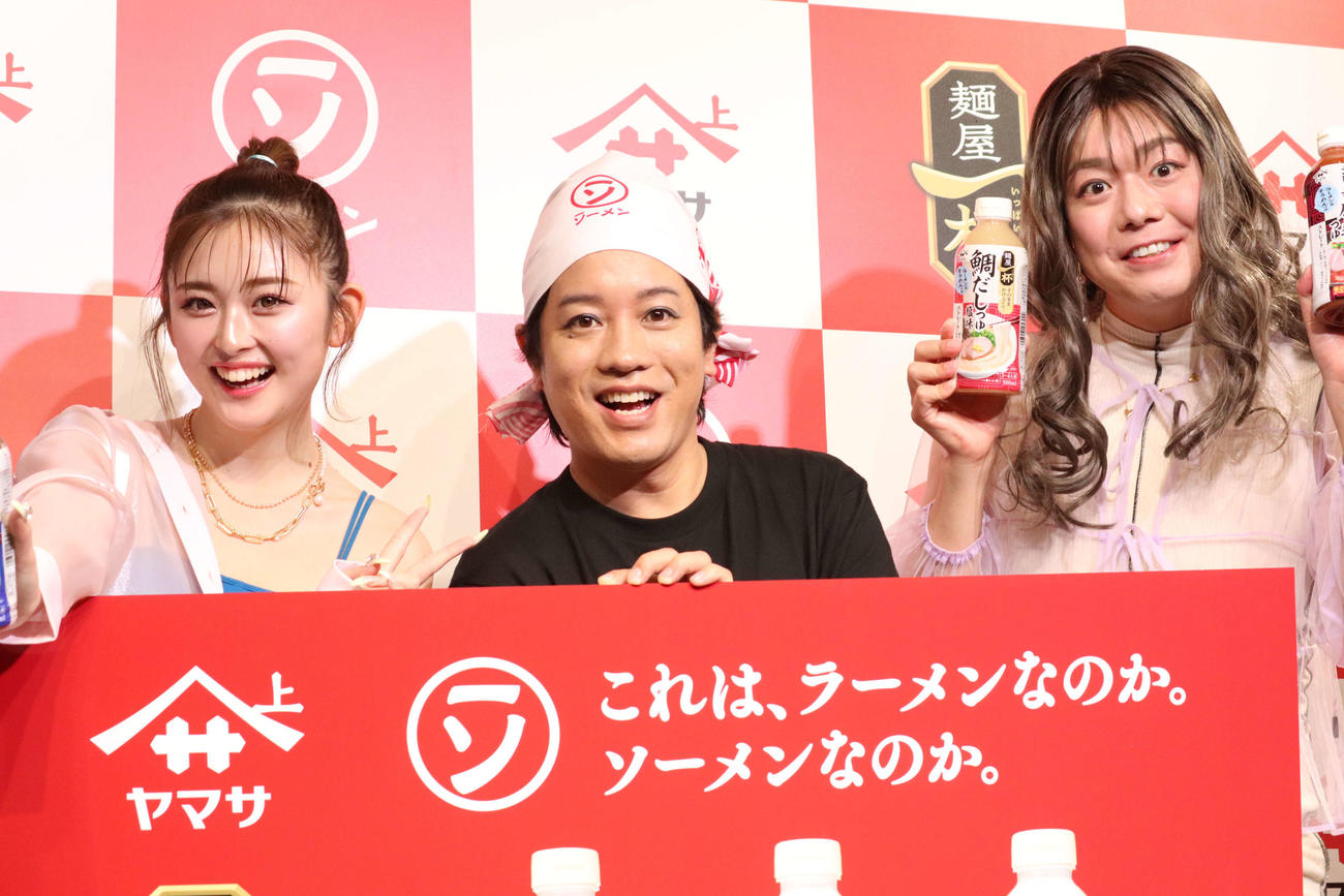 ポップアップストア「ラーメンソーメン屋　麺屋一杯」発表会に出席した、左からゆうちゃみ、ぺこぱの松陰寺太勇、シュウペイ（撮影・加藤理沙）