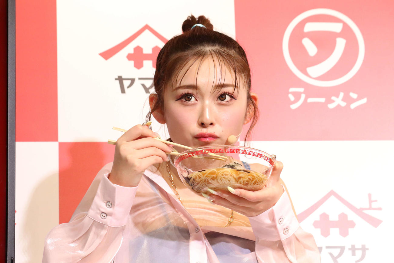ポップアップストア「ラーメンソーメン屋　麺屋一杯」発表会で試食するゆうちゃみ（撮影・加藤理沙）