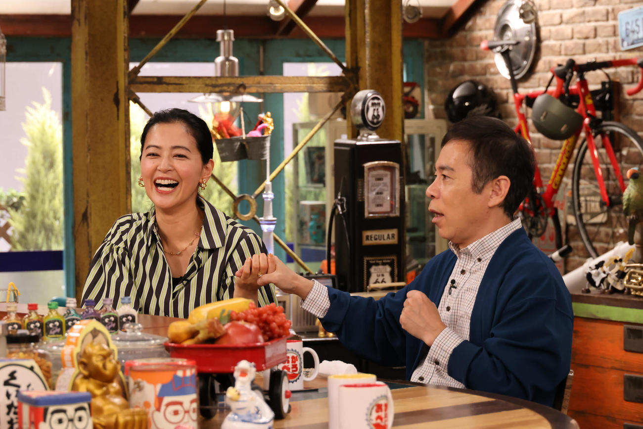 「おかべろ」11日放送分で、思い出を語り合う黒谷友香（左）と岡村隆史（提供・カンテレ）