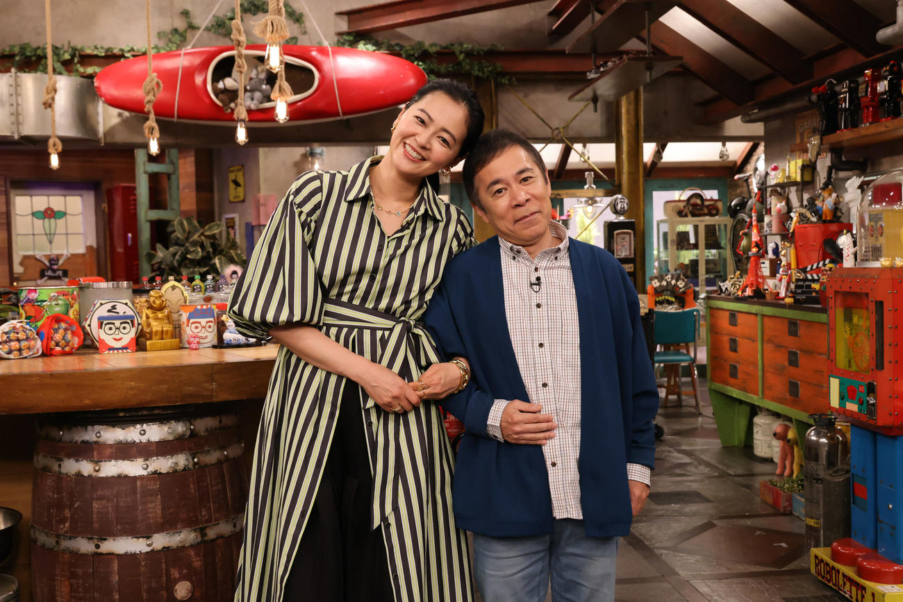 カンテレ「おかべろ」に初出演した黒谷友香（左）と「秘密の関係」にあった岡村隆史（提供・カンテレ）