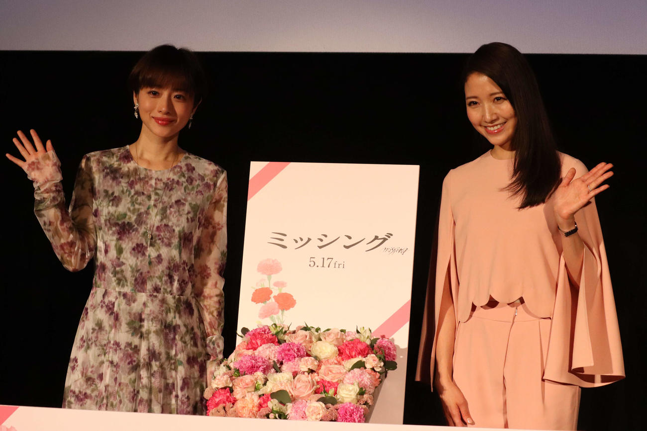 映画「ミッシング」公開直前「母の日」特別試写会に出席した、石原さとみ（左）と三田友梨佳（撮影・加藤理沙）