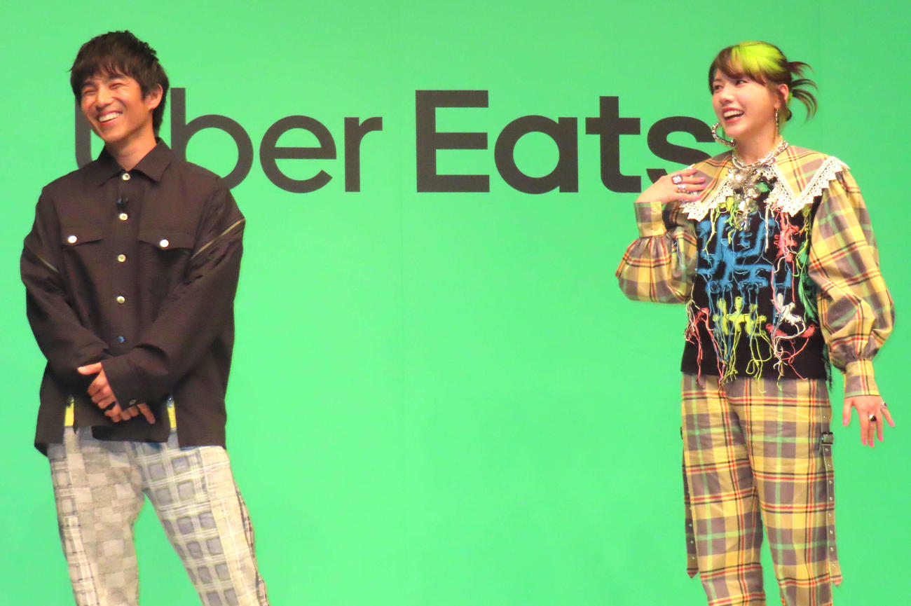 「Uber Eats」新CM公開記念イベントに登壇した中尾明慶（左）と仲里依紗夫妻