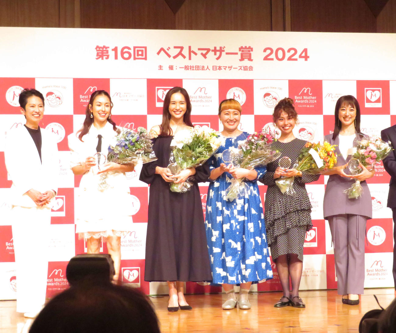 「第16回ベストマザー賞　2024」授賞式に出席した左から蓮舫、BENI、優樹まおみ、丸山桂里奈、peco、川田裕美